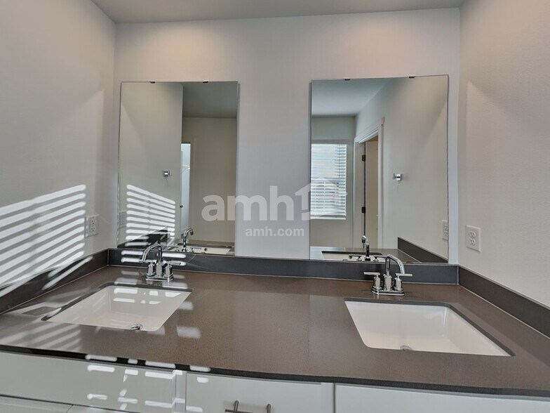 Building Photo - 4757 85th Ave NE