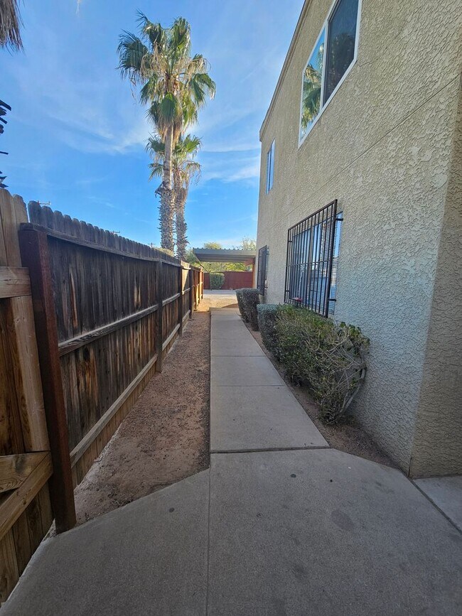 Building Photo - 2763 N Edith Blvd
