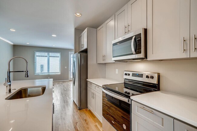Building Photo - Beautiful + Spacious 2 Bed Townhome