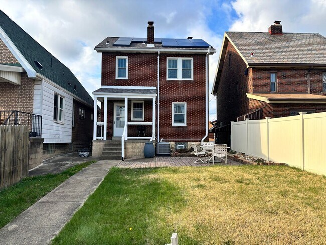 Building Photo - 3 Bedroom Home - Pittsburgh!