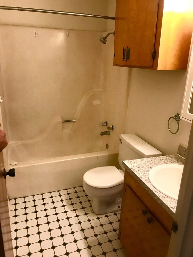 Building Photo - 2 Bed 1 bath apartment