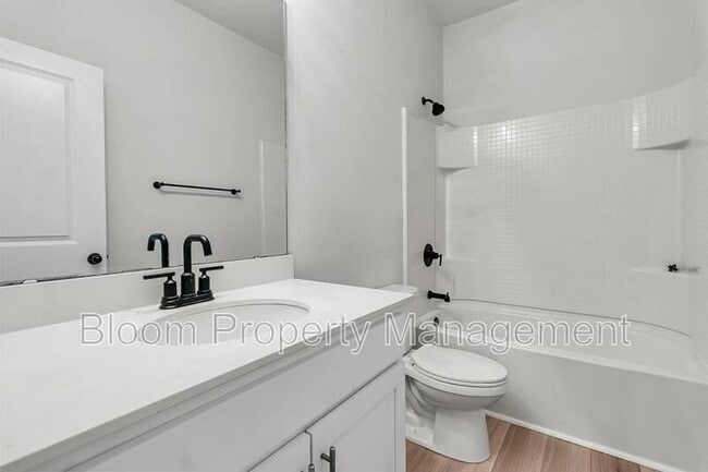 Building Photo - 247 Lucca Dr