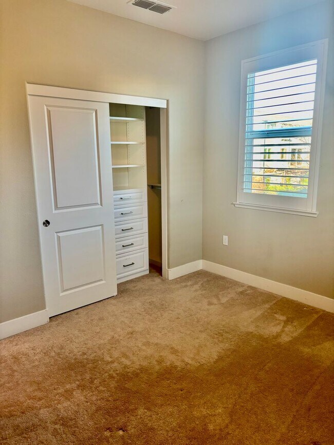 Building Photo - Must see beautiful and large Townhome in Dublin- Close to Everything!