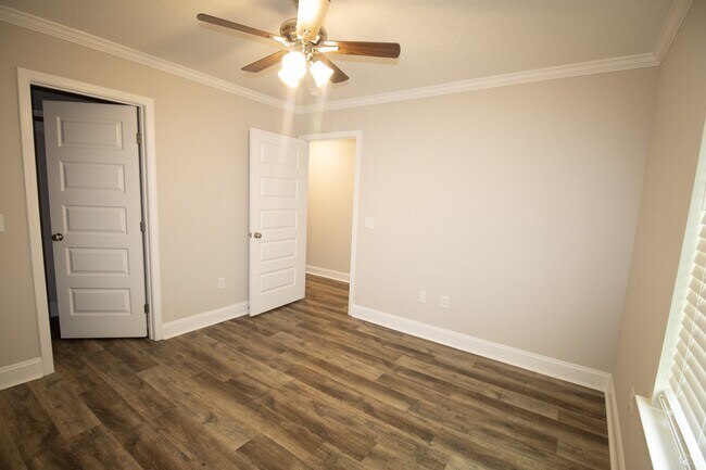 Building Photo - 106 Woodsedge Dr