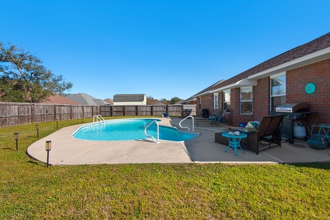 Building Photo - Splash in with a4/2 pool home in Holly-Cli...