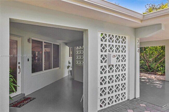 Building Photo - 204 SW 19th Ave