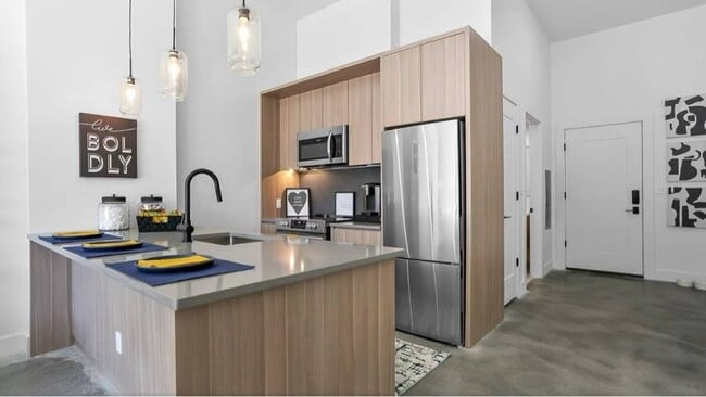 Building Photo - 267 Main St