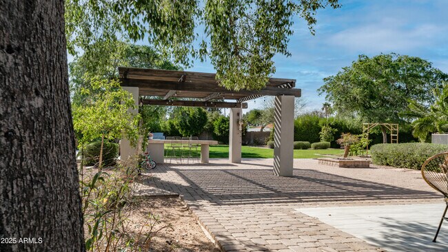 Building Photo - 7417 E Paradise Dr