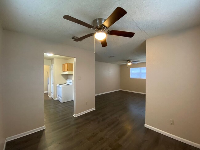 Building Photo - 1 Month Free Rent ! Covered Front Porch  /...