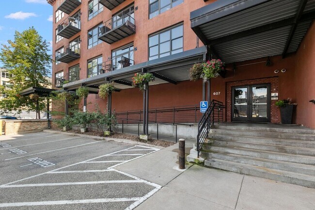 Building Photo - 607 Washington Ave S