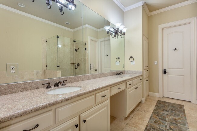 Building Photo - Luxury Highland Park Condo with gas and water