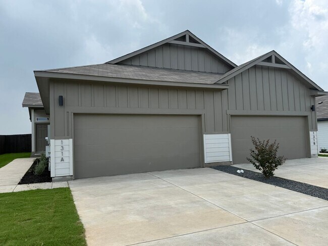 Building Photo - Brand New Luxury Duplex Available Today