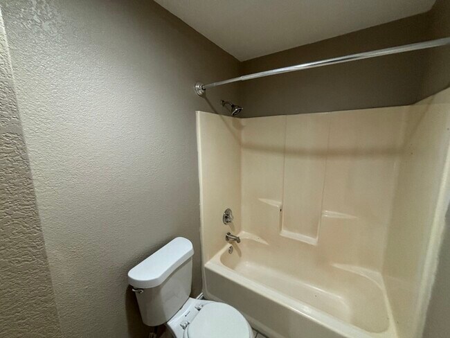 Building Photo - 2 bed 2 bath townhome