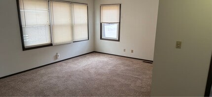 Building Photo - 512 Breezy Point Dr