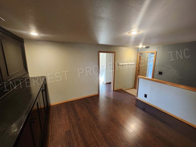 Building Photo - 4+ Bedroom Tigard Home With a Beautiful Vi...
