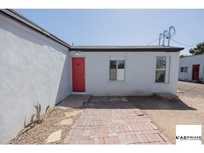 Building Photo - $750 OFF 1ST MONTH'S RENT MOVE IN SPECIAL!...