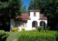 Building Photo - Location Location right across from campus!