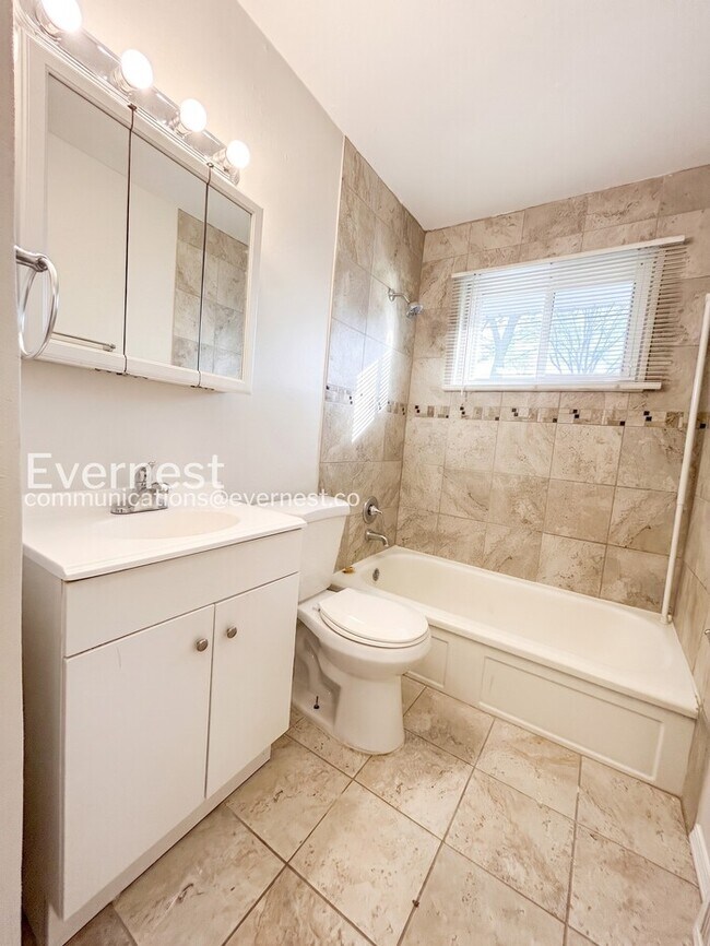 Building Photo - 3 Bed/1 Bath Home with Fenced Yard / Pet-Friendly / Vouchers Accepted / Coming Soon!