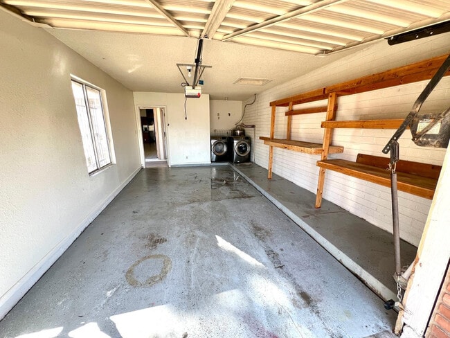 Building Photo - 941 W Enid Cir