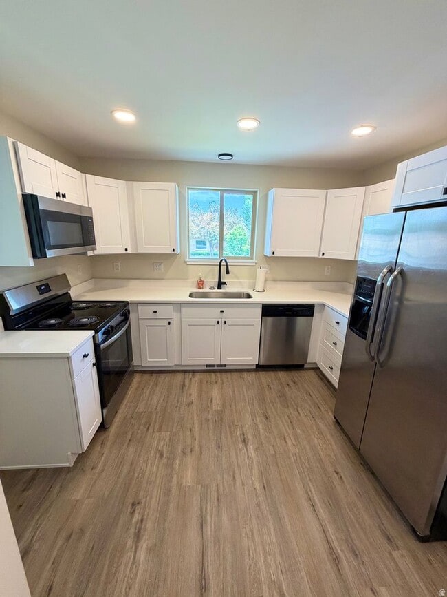 Building Photo - Modern & Updated Living in the Heart of Draper