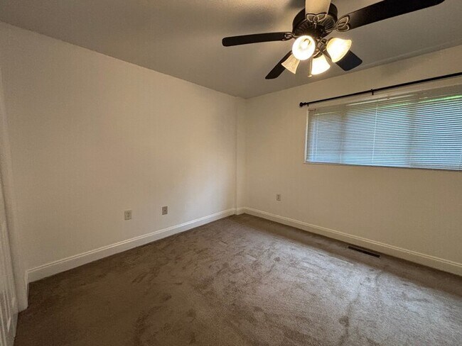 Building Photo - 2 Bedroom Townhome walking distance to Plaza Midwood.