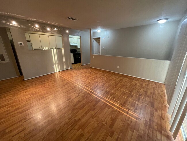 Building Photo - APRIL MOVE IN Spacious 2 Bedroom 2 Bathroom Apartment on Bus Route!