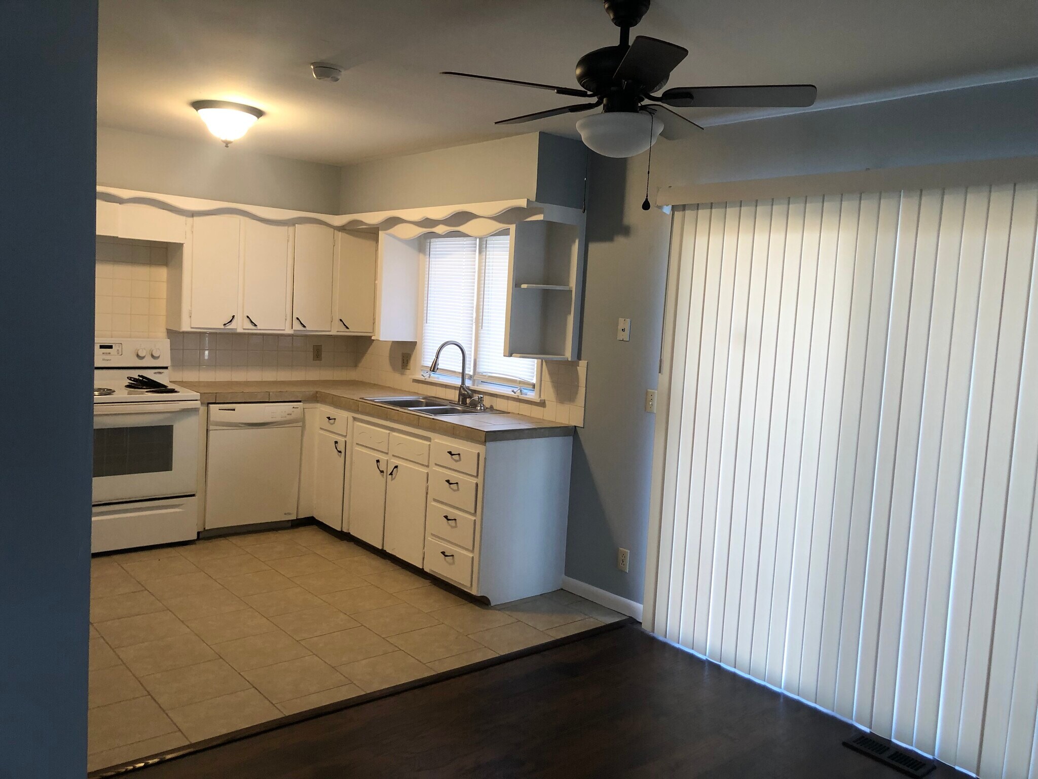 Building Photo - 2358 S Crestway St