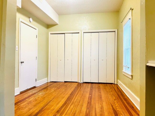 Building Photo - Cute Single Family Home, Great Location