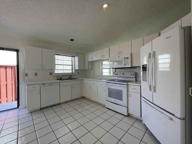 Building Photo - 2575 La Cristal Cir