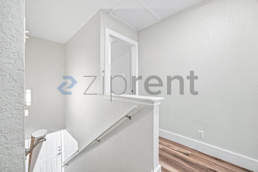 Building Photo - Unit