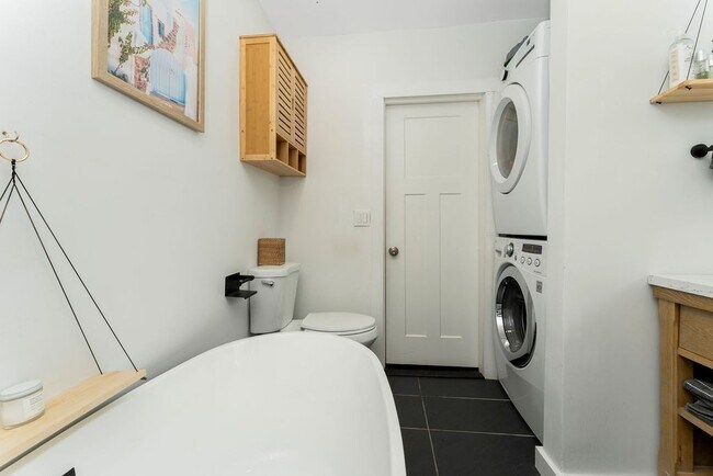 Building Photo - 1422 Benjamin St