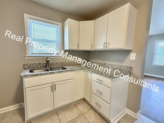 Building Photo - 2 Bed 1 bath lower- level apartment in North Kansas City!