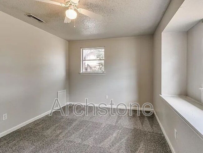 Building Photo - 3217 Overland Dr