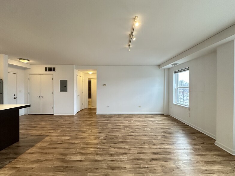 Building Photo - 1544 W Glenlake Ave