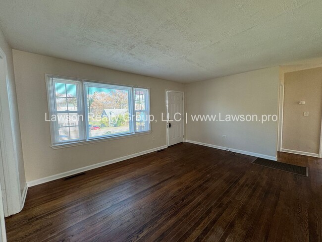 Building Photo - Raleigh Court Three Bedroom with Garage