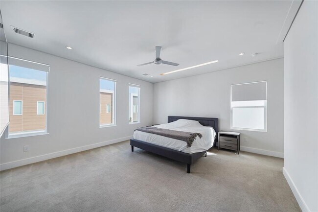 Building Photo - 5509 Paraiso Pl