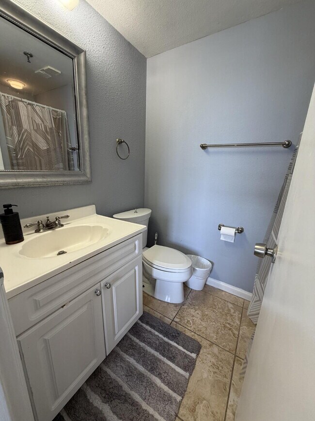 Building Photo - "Spacious 2-Bed, 2-Bath Condo Retreat in the Heart of Orlando!"