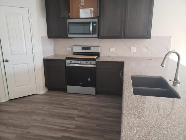 Building Photo - 1824 Stinnett Dr