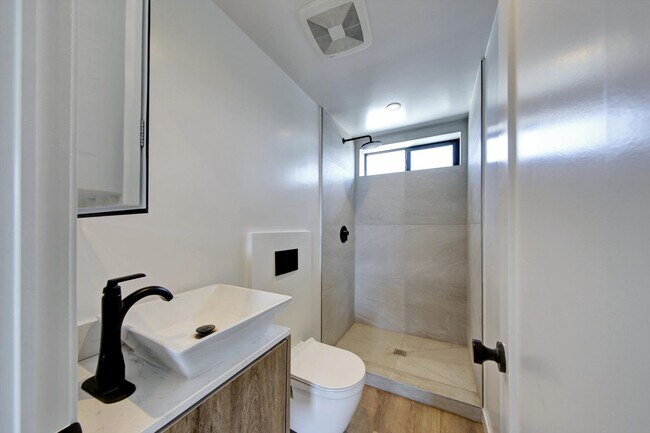 Building Photo - AMAZING NEW CONSTRUCTION UNIT NEAR DOWNTOWN