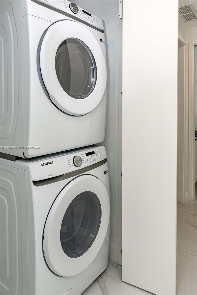 Building Photo - 700 NE 24th St