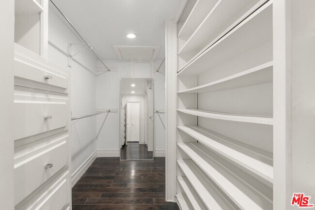 Building Photo - 9684 Wendover Dr