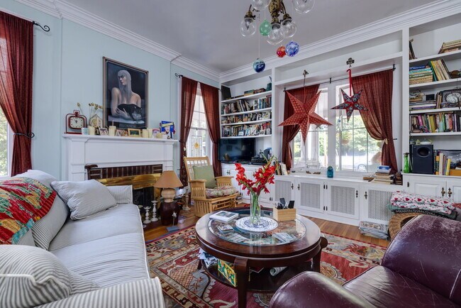 Building Photo - Historic Charm Meets Modern Comfort: Your Downtown Oasis Awaits!