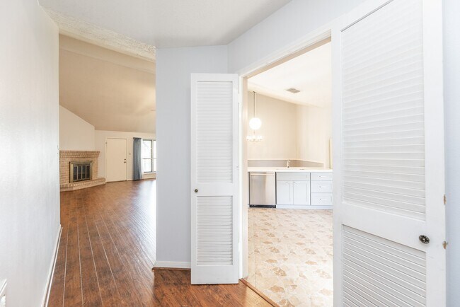Building Photo - 6818 Brockington Dr