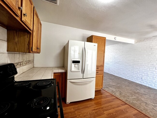 Building Photo - 8024 E Victoria Dr