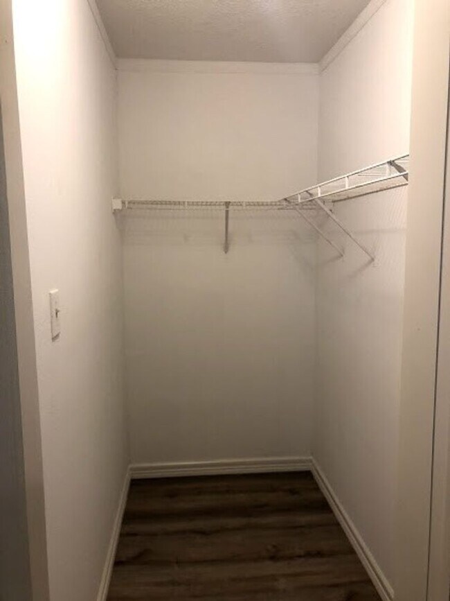 Building Photo - Room For Rent
