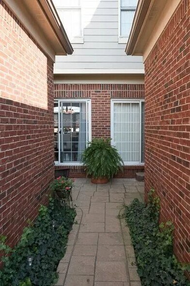 Building Photo - 1622 Commodore Cir