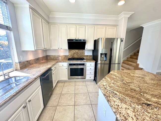 Building Photo - 4 bedroom beautiful Irvine home in gated N...