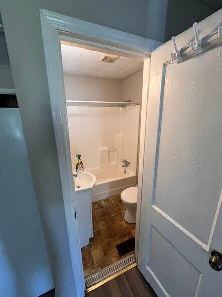 Building Photo - 407 Glencrest St
