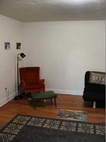 Building Photo - 104 S Grove St