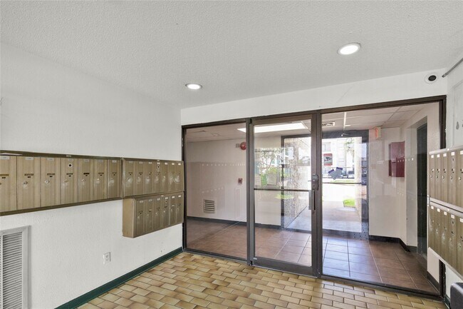 Building Photo - 2830 S Bartell Dr